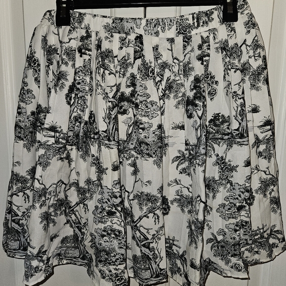 Banana Republic Black & White Pleated Floral Mini Skirt Women's Size XS - Picture 1 of 4